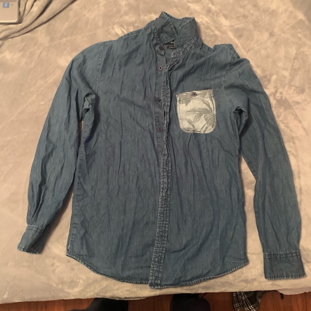 19 NINETY: ONE- denim button up shirt with flower design pocket
Tailored fit